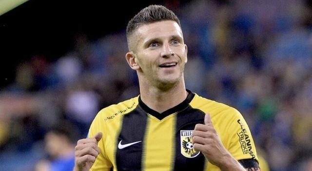 通过专注于 通过专注于